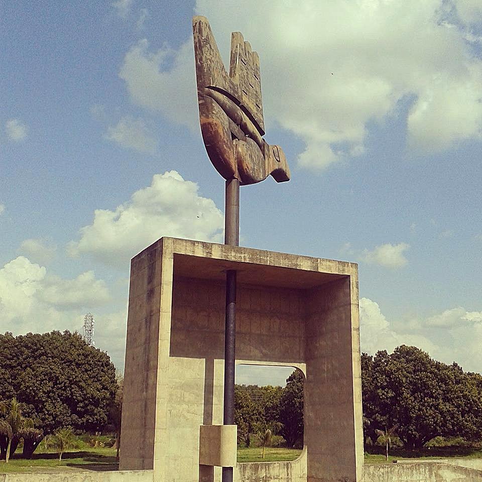 Indien Chandigarh Open Hand Monument