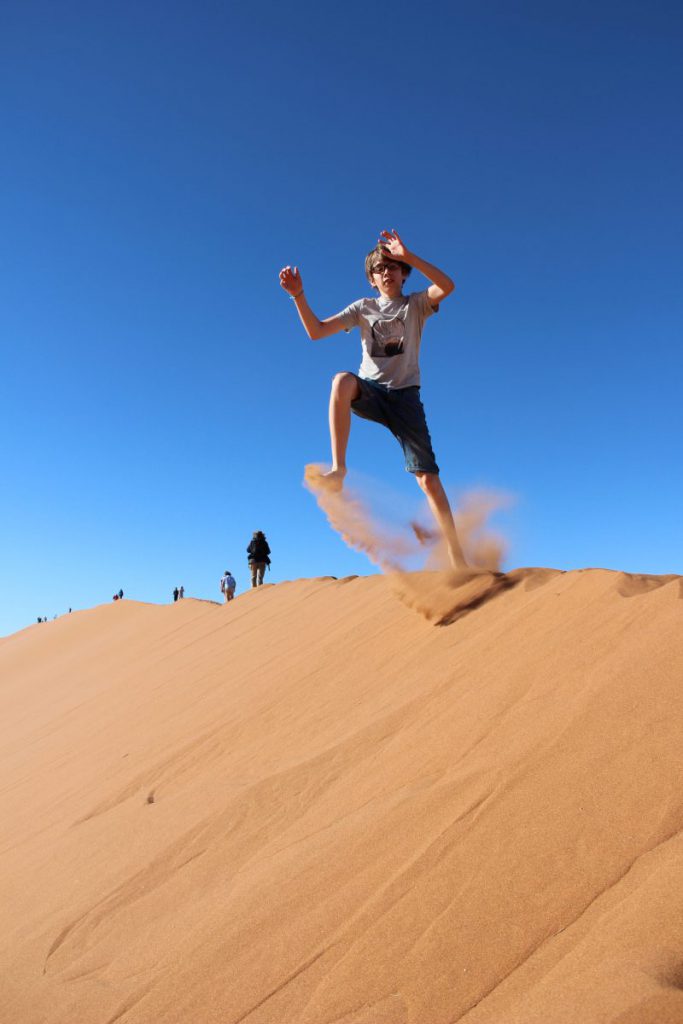 Sprung von der Düne Namibia Safari mit Kind