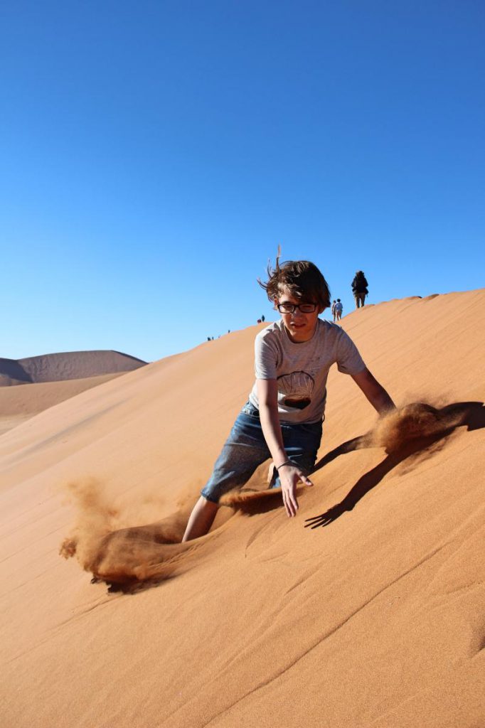 Namibia Safari Reisen mit Kind Purzelbaum die Düne runter