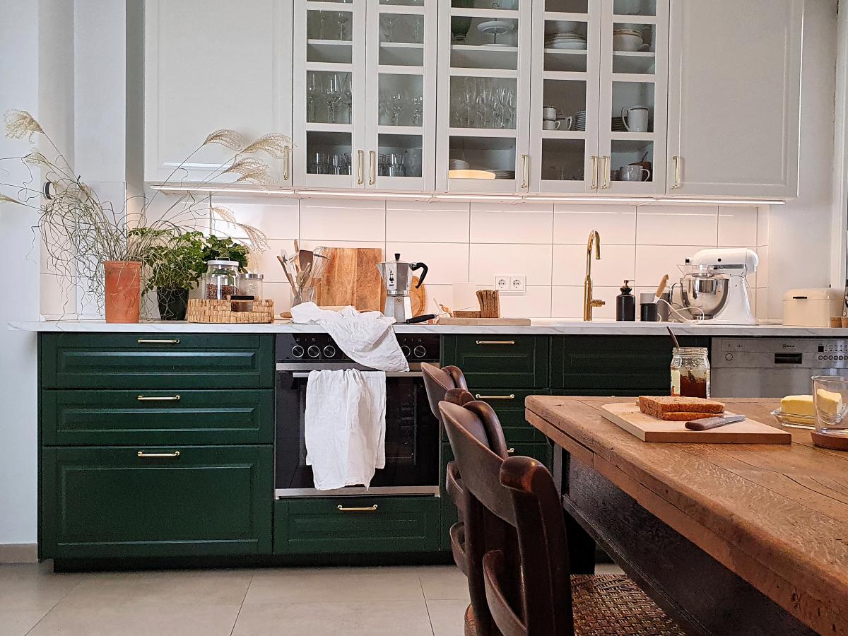 Es gibt einen Küchentrend, der ganz klar die Gegenwart definiert: Eine zweifarbige Küche. Beachte diese simplen Tricks, damit oben und unten zusammenpassen.
