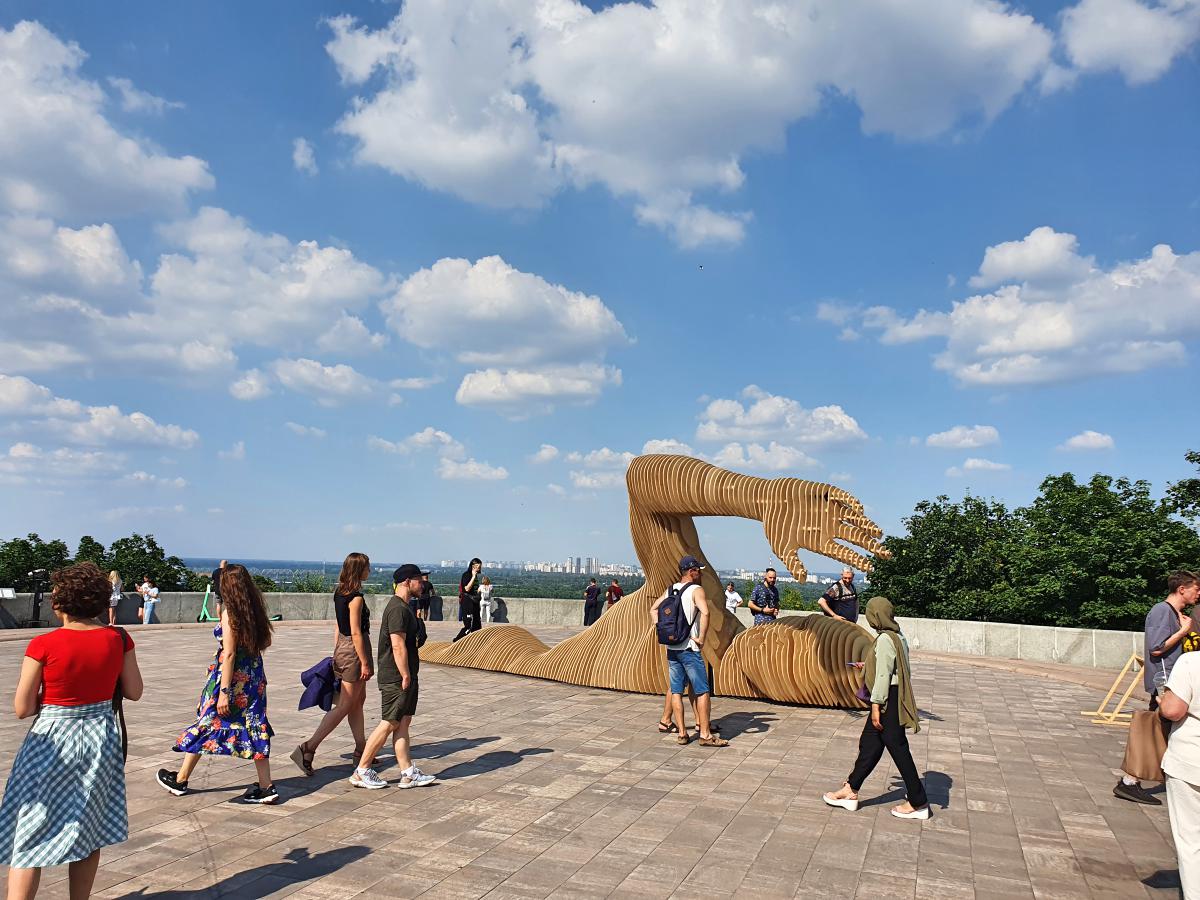 Städtetrip Kiew Schwimmer Denkmal aus Holz am Bogen der Völkerfreundschaft