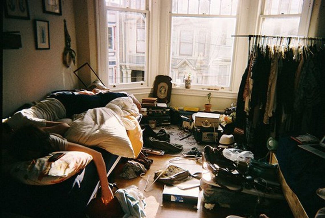 Die besten Tipps, wie du dein Studentenzimmer oder WG-Zimmer optimal einrichten kannst (ohne niedlichen Deko-Kram und ohne made-by-Mutti-Look).