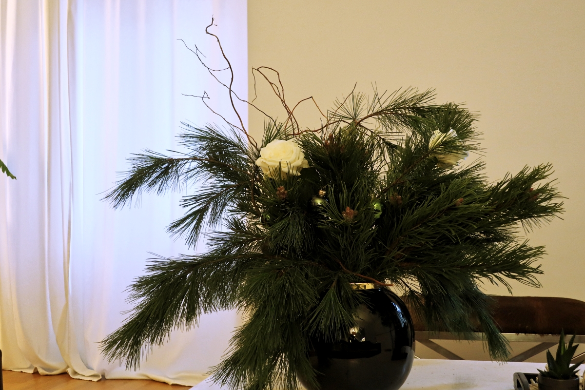 Weihnachtlich dekorieren: Ein Strauß aus Tannengrün mit weißen Rosen sorgt für weihnachtliche Stimmung.