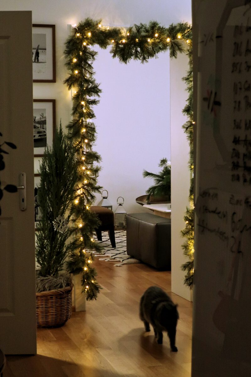 Weihnachtlich dekorieren: Eine Girlande aus Tannengrün mit Lichterkette sorgt für weihnachtliche Stimmung.