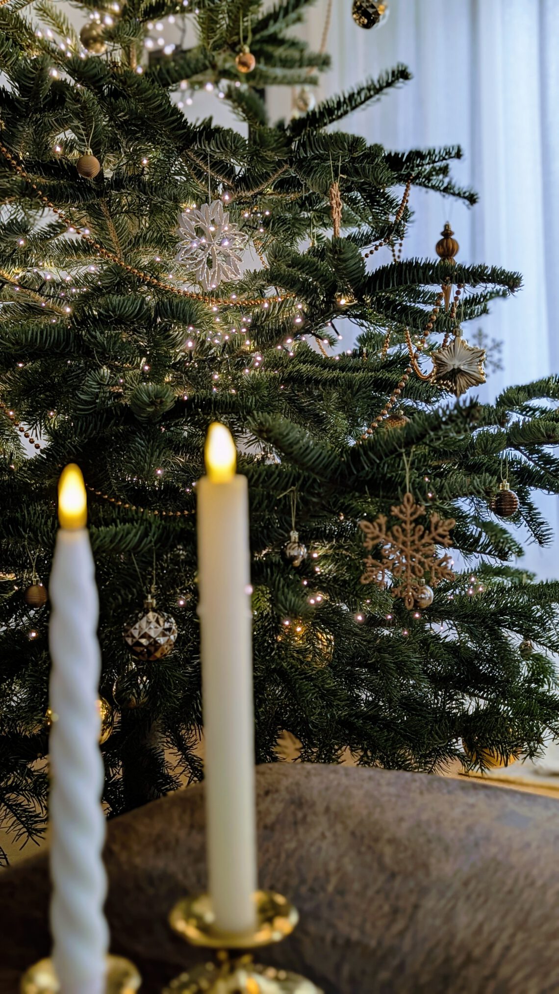 Im Vintage-Stil geschmückter Weihnachtsbaum