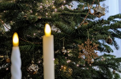 Im Vintage-Stil geschmückter Weihnachtsbaum