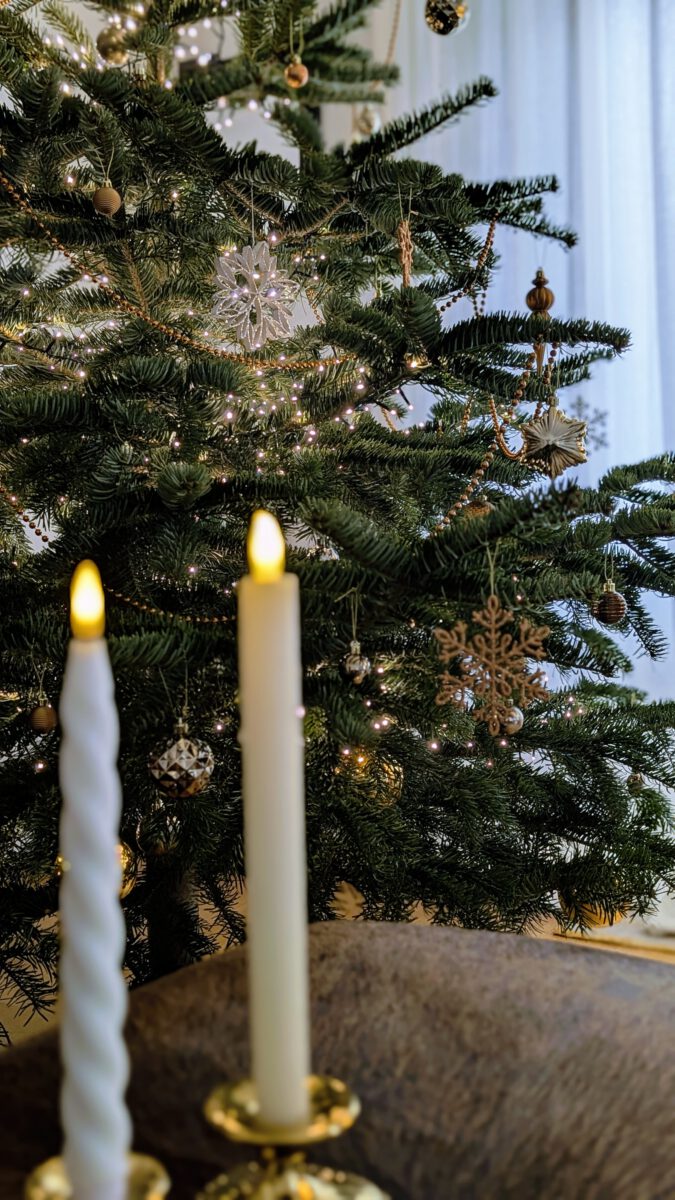 Im Vintage-Stil geschmückter Weihnachtsbaum