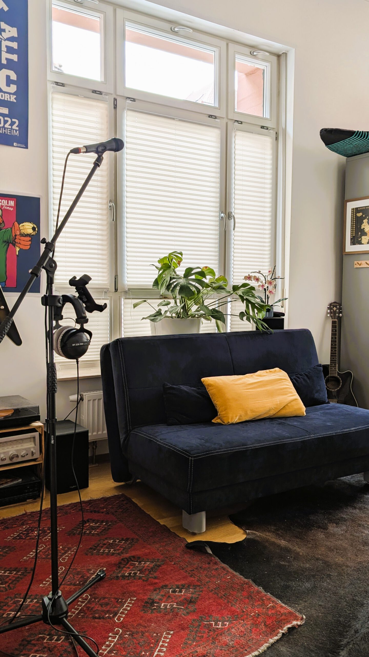 Fenster mit weißem Plissee ohne Bohren und gemütlicher Zimmerdekoration