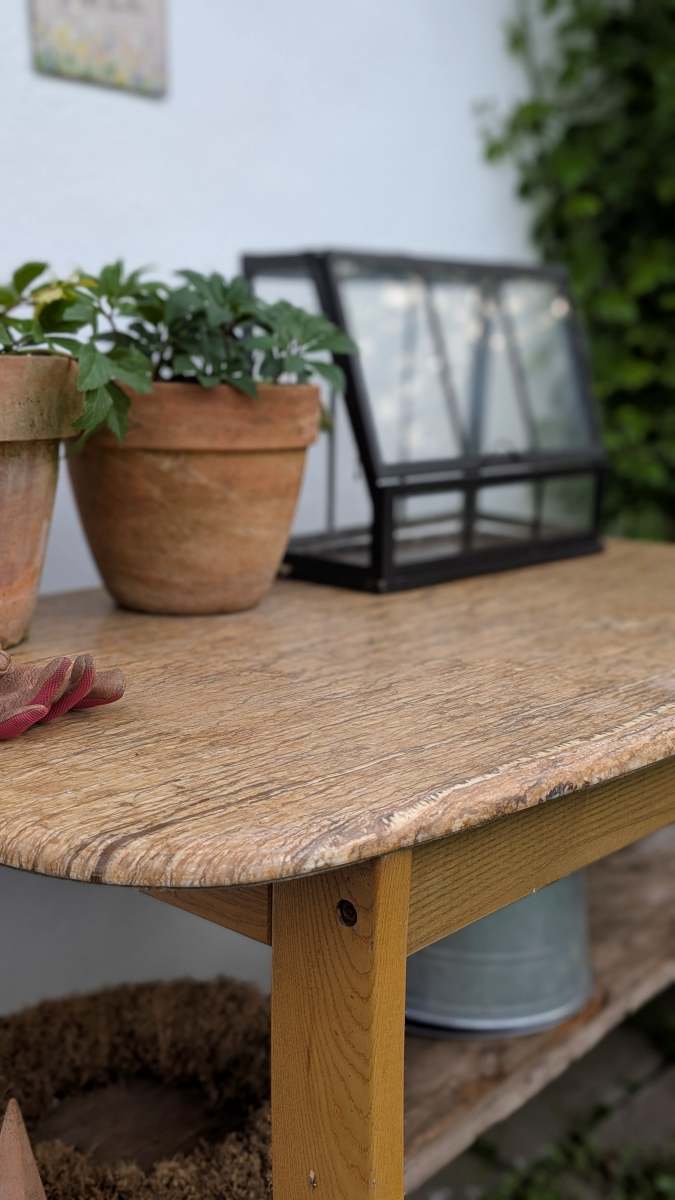 Selbst gebauter aus einer Steinplatte von einem alten Couchtisch und dem Unterbau von einem Esstisch