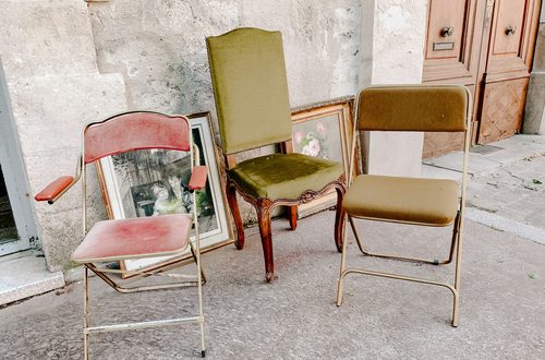 Vintage möbel finden: drei unterschiedliche Vintage Stühle stehen vor einer Hauswand auf der Straße